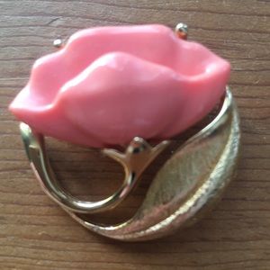 Avon Gold Tone Pin with a Peachy Pink Flower 🌸